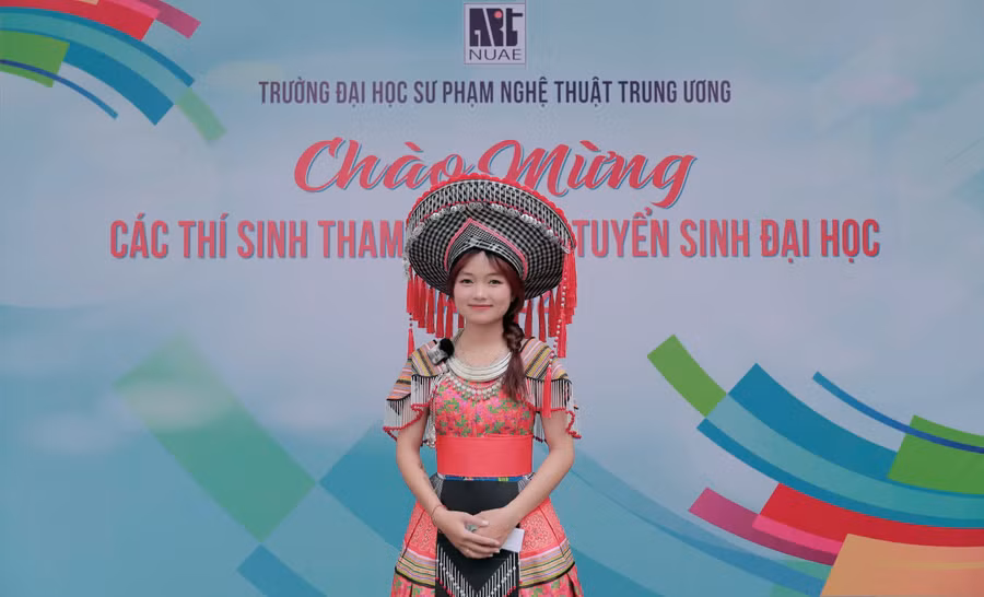 Thí sinh xúng xính váy áo dự thi năng khiếu vào Trường ĐH Sư phạm Nghệ thuật Trung ương.