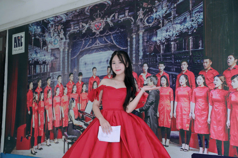 សិស្សស្រីបានជ្រើសរើសសម្លៀកបំពាក់ដ៏ល្អបំផុតរបស់ពួកគេដើម្បីសម្តែងក្នុងកម្មវិធីទេពកោសល្យ។ suphamnghethuatjpg9.jpg