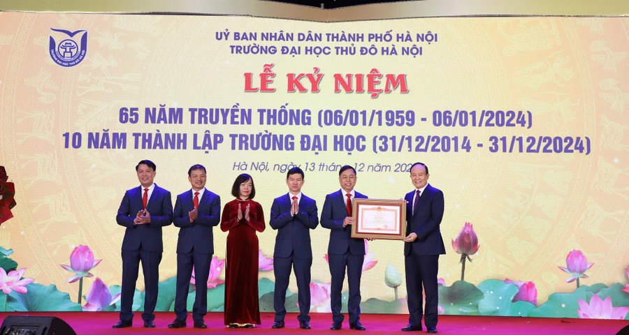 Phó Bí thư Thành ủy, Chủ tịch HĐND TP Hà Nội Nguyễn Ngọc Tuấn trao Bằng khen của Thủ tướng Chính phủ cho Trường ĐH Thủ đô Hà Nội.