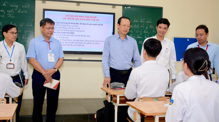 Thứ trưởng Bộ GD&ĐT Phạm Ngọc Thưởng và đoàn công tác thăm, động viên học sinh Trường THPT chuyên Lương Văn Tụy (Ninh Bình).