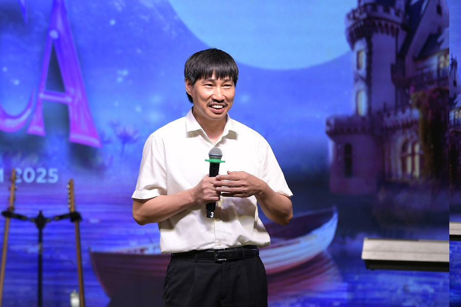 Đại diện lãnh đạo khoa, phòng ban chia sẻ tại chương trình. ueb2.jpg