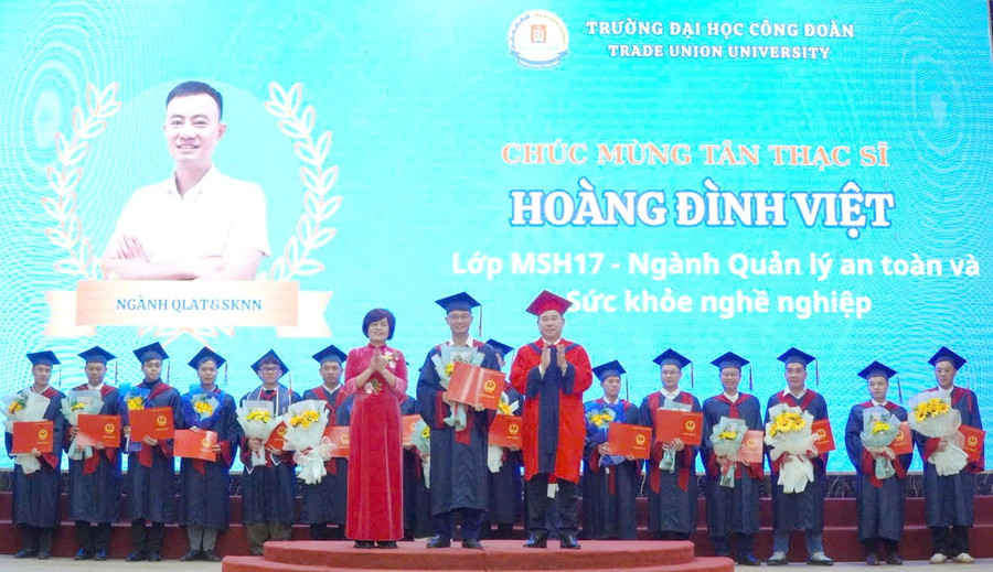 Học viện tự hào nhận bằng thạc sĩ.