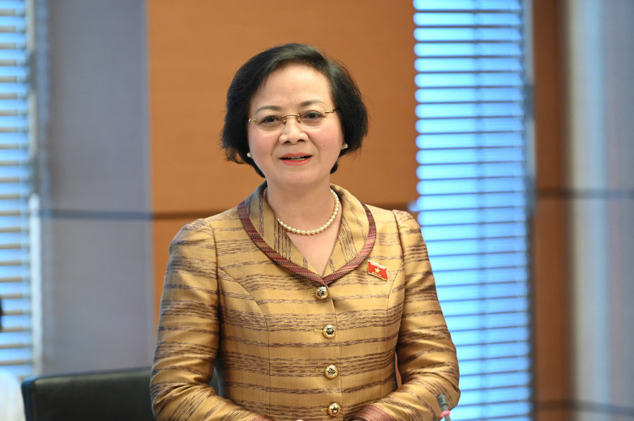 Bộ trưởng Bộ Nội vụ Phạm Thị Thanh Trà chia sẻ tại thảo luận tổ - chiều 7/5. congchuc.jpg