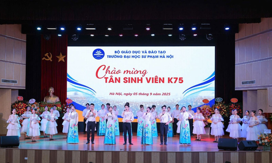 Văn nghệ chào mừng tân sinh viên K75, Trường ĐH Sư phạm Hà Nội.