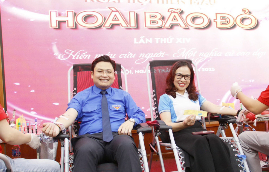 PGS.TS Nguyễn Thị Nhung và ThS Thiều Cẩm Sơn trực tiếp tham gia hiến máu nhân đạo.