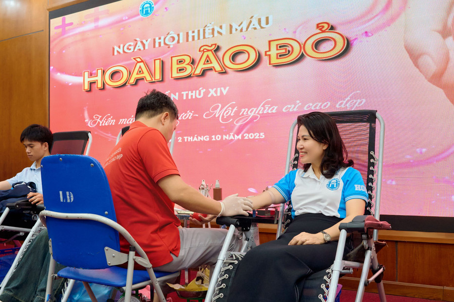 PGS.TS Nguyễn Mai Hương - Chủ tịch Hội đồng Trường Đại học Mở Hà Nội cũng tham gia hiến máu. hienmaunhandaojpg1.jpg