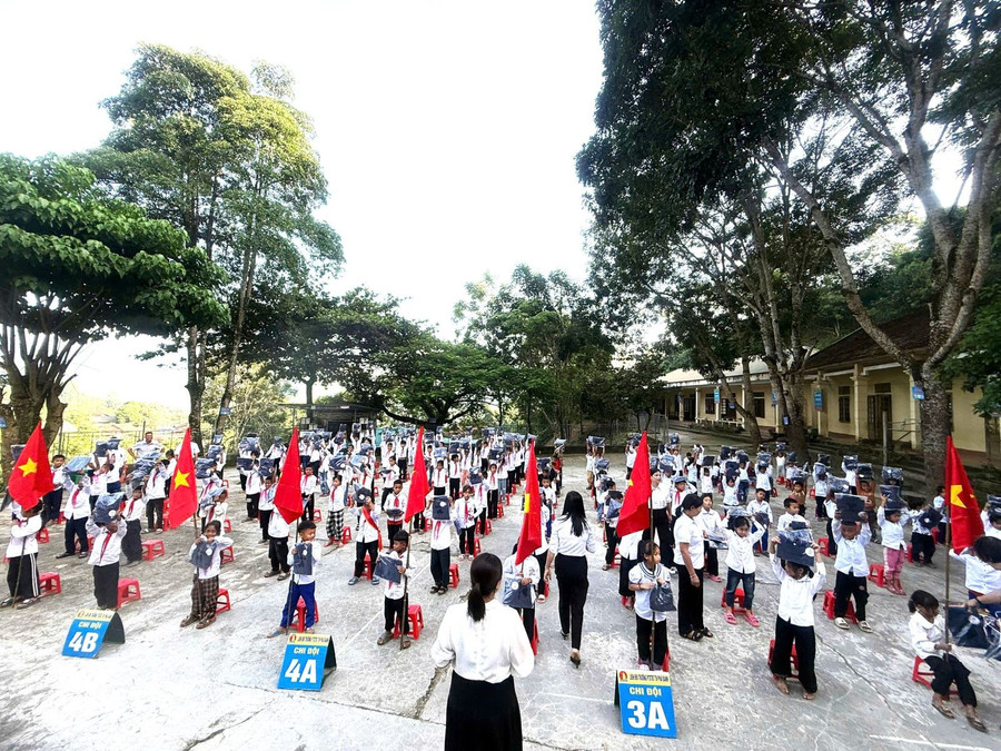 Học sinh Trường tiểu học Phà Đánh thuộc xã Nậm Cắn (Nghệ An) nhận quà do Tập đoàn Camon Group trao tặng trong ngày đầu năm học mới 2025-2026.