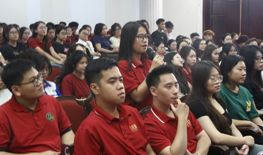 Sinh viên giao lưu, đặt câu hỏi với Tỷ phú Johnathan Hạnh Nguyễn. img-9410.jpg
