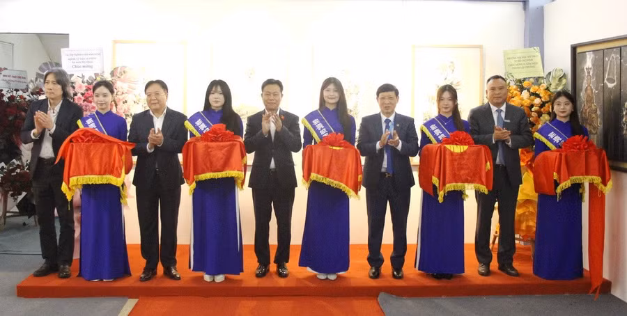 Nghi lễ cắt băng khai mạc Triển lãm Mỹ thuật Quốc tế năm 2025.