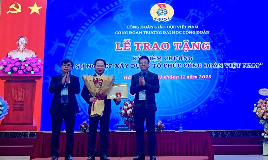 Nhân dịp này, PGS.TS Lê Mạnh Hùng - Hiệu trưởng Trường ĐH Công đoàn được nhận Kỷ niệm chương "Vì sự nghiệp xây dựng tổ chức Công đoàn Việt Nam".
