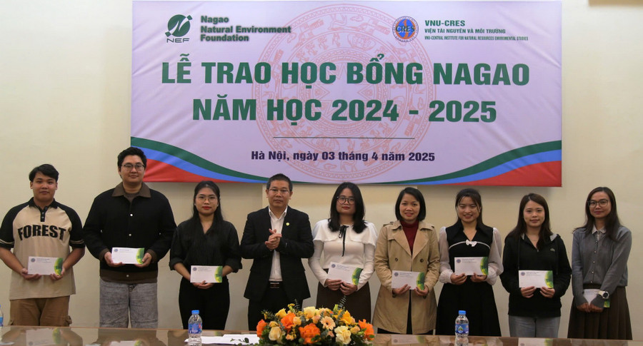 Các học viên nhận học bổng Nagao - sáng 3/4.