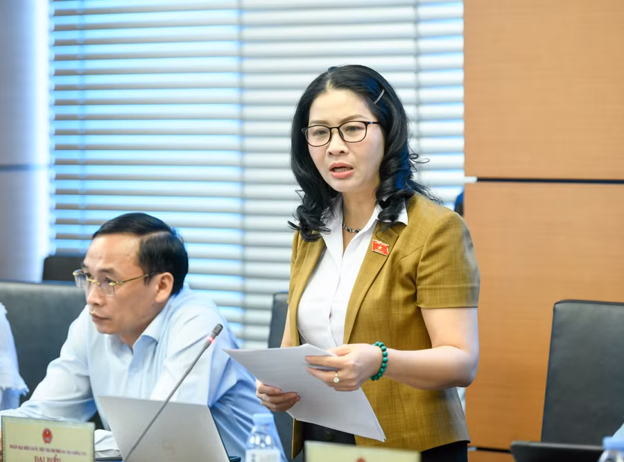 ĐBQH Nguyễn Thị Lan (đoàn Hà Nội), Giám đốc Học viện Nông nghiệp Việt Nam phát biểu góp ý tại phiên thảo luận tổ ngày 7/8.