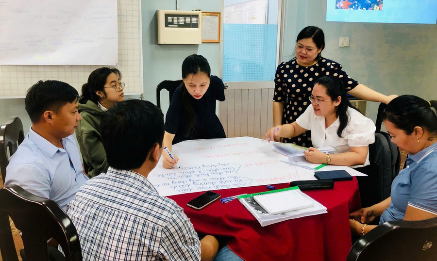 Học viên thảo luận về quy trình tích hợp giáo dục bảo tồn đại dương trong các môn học.