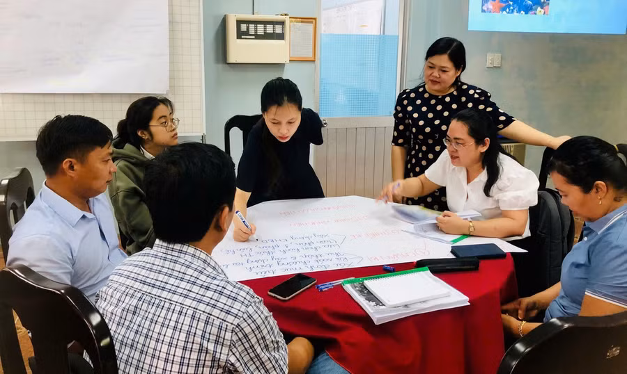 Học viên thảo luận về quy trình tích hợp giáo dục bảo tồn đại dương trong các môn học.