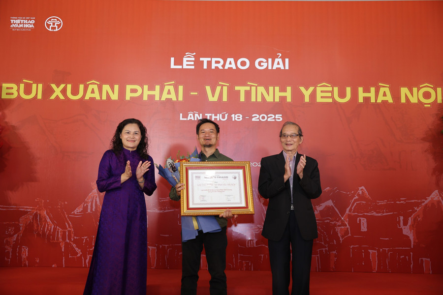 Phó Tổng Giám đốc TTXVN Nguyễn Thị Sự và nhà thơ Bằng Việt, nguyên Chủ tịch Hội VHNT Hà Nội, Chủ tịch Hội đồng Giám Khảo trao Giải Tác phẩm cho Loạt tranh về Hà Nội của họa sĩ Phạm Bình Chương trong 20 năm "Xuống phố" 2.jpg