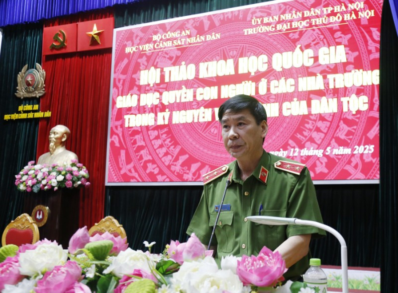 Trung tướng, GS.TS Trần Minh Hưởng - Bí thư Đảng ủy, Giám đốc Học viện Cảnh sát Nhân dân phát biểu khai mạc Hội thảo. quyenconnguoijpeg2.jpg