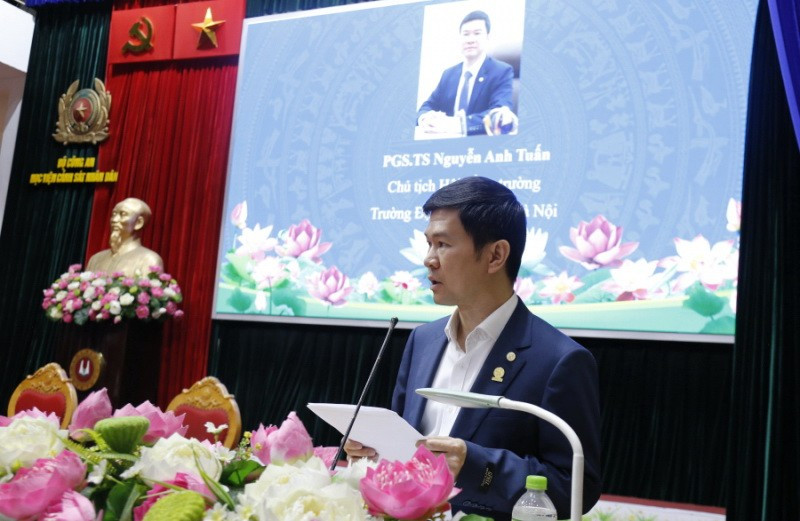 PGS.TS Nguyễn Anh Tuấn - Chủ tịch Hội đồng Trường Đại học Thủ đô Hà Nội báo cáo đề dẫn Hội thảo. quyenconnguoijpeg1.jpg