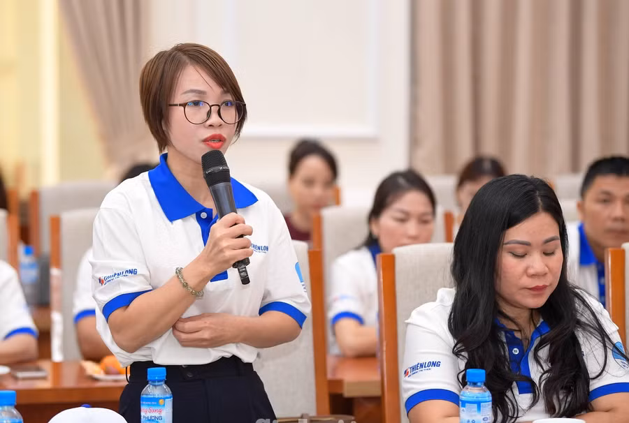 Cô giáo Nguyễn Thị Mến chia sẻ tại Chương trình “Chia sẻ cùng thầy cô 2025” - chiều 13/11 do Bộ GD&ĐT phối hợp với Hội Liên hiệp Thanh niên Việt Nam tổ chức. Ảnh: Dương Triều.