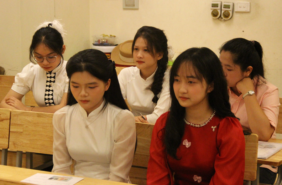 Các thí sinh đợi trong phòng chờ chuẩn bị dự thi năng khiếu kể chuyện. img-1412.jpg