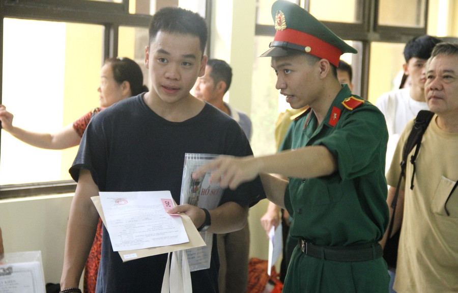 Tân học viên được các anh khóa trước hướng dẫn nhiệt tình hocvienkythuatquansu-4.jpg