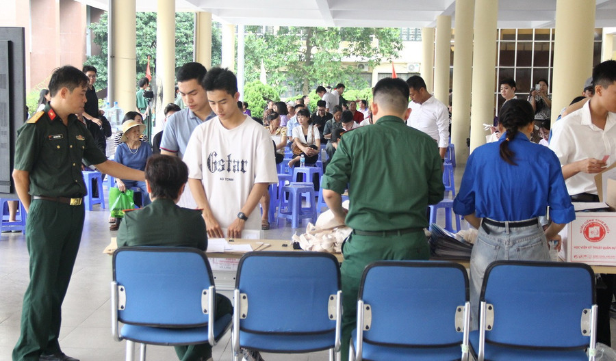 Cán bộ của Học viện hướng dẫn học viên hoàn thiện các thủ tục như: nộp hồ sơ cán bộ, sắp xếp hồ sơ theo quy định, làm thủ tục nhập học. hocvienkythuatquansu-7.jpg