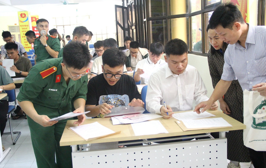 Hỗ trợ, hướng dẫn kê khai giấy tờ và thông tin cần thiết. hocvienkythuatquansu-3.jpg