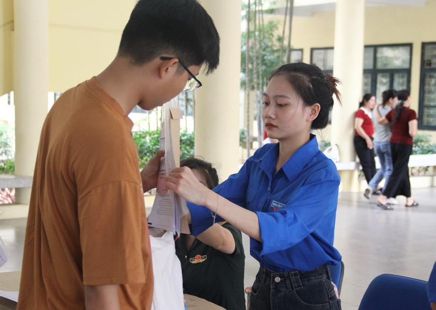 Sinh viên tình nguyện hỗ trợ tích cực cho học viên. hocvienkythuatquansu-6.jpg