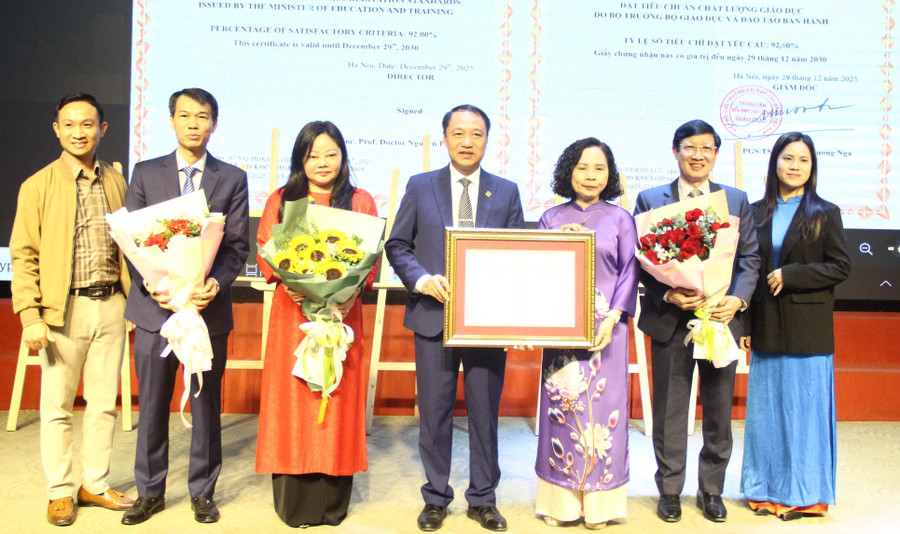 PGS.TS Nguyễn Phương Nga trao Giấy chứng nhận kiểm định chất lượng cho các chương trình đào tạo.