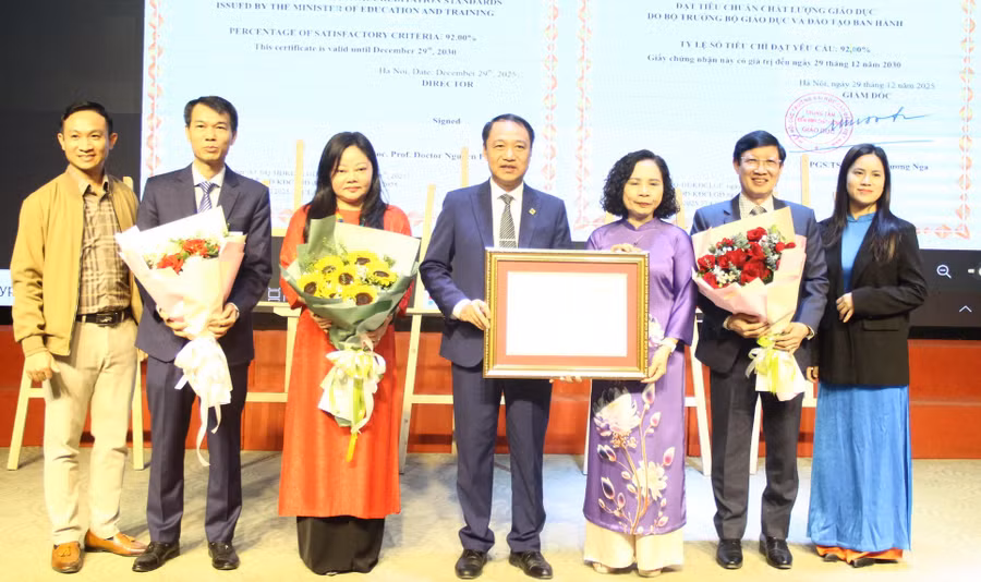 PGS.TS Nguyễn Phương Nga trao Giấy chứng nhận kiểm định chất lượng cho các chương trình đào tạo.