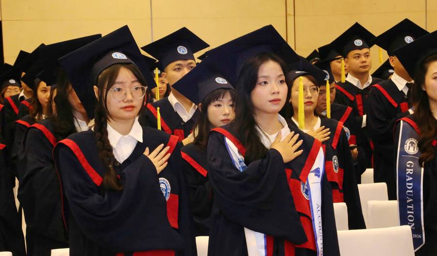 Các tân cử nhân, kỹ sư thực hiện nghi thức tuyên thệ trong ngày nhận bằng tốt nghiệp.