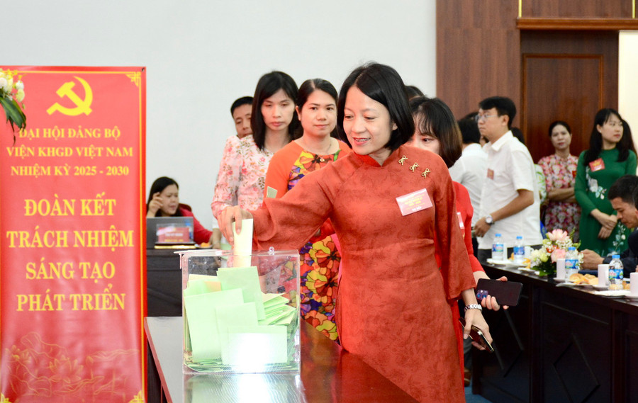Đảng viên bỏ phiếu vienkhoahocgiaoduc-7.jpg