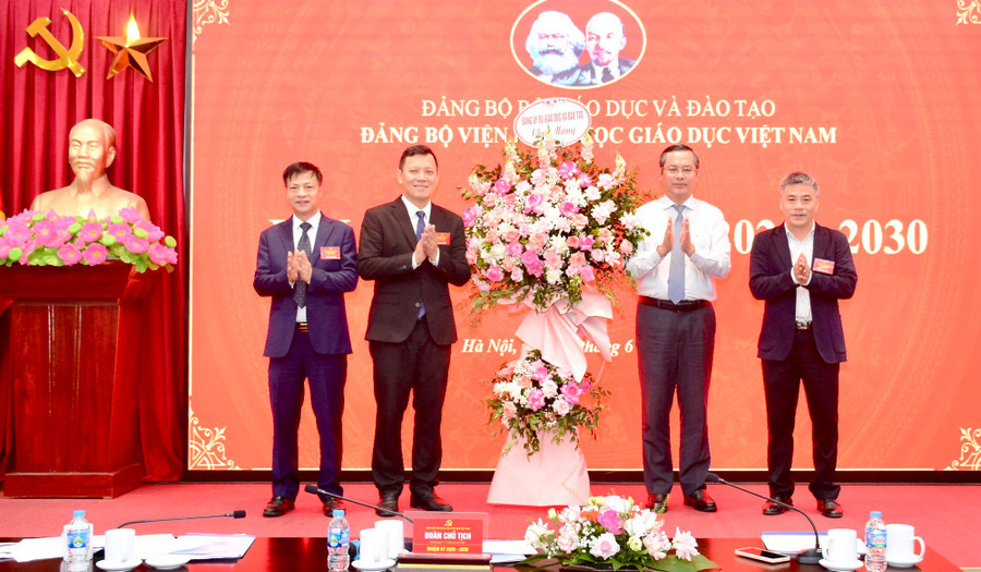 Thứ trưởng Nguyễn Văn Phúc tặng hoa chúc mừng Đại hội. vienkhoahocgiaoduc-3.jpg