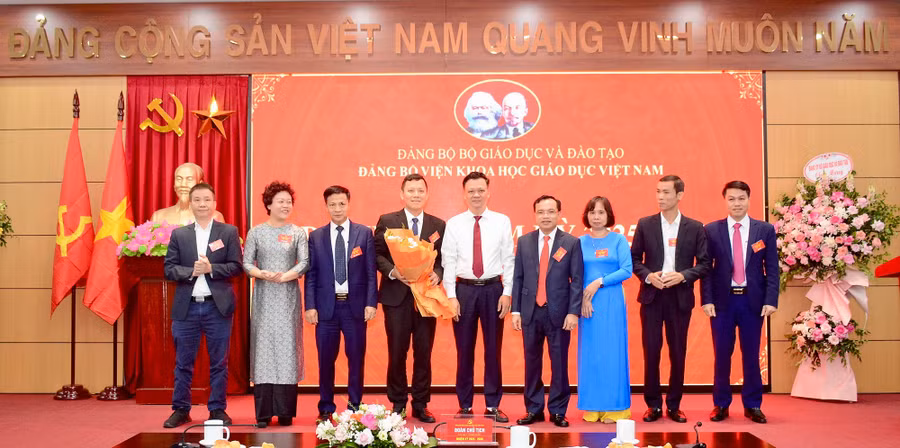 Ban chấp hành Đảng bộ Viện Khoa học giáo dục Việt Nam, nhiệm kỳ 2025 - 2030 ra mắt Đại hội.