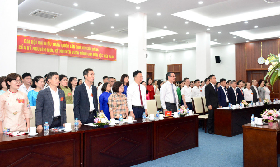 Các đại biểu, đảng viên thực hiện nghi lễ chào cờ. vienkhoahocgiaoduc-1.jpg