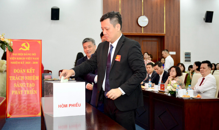 Đoàn Chủ tịch bỏ phiếu bầu Ban chấp hành Đảng bộ Viện Khoa học Giáo dục Việt Nam, nhiệm kỳ 2025 - 2030. vienkhoahocgiaoduc-6.jpg