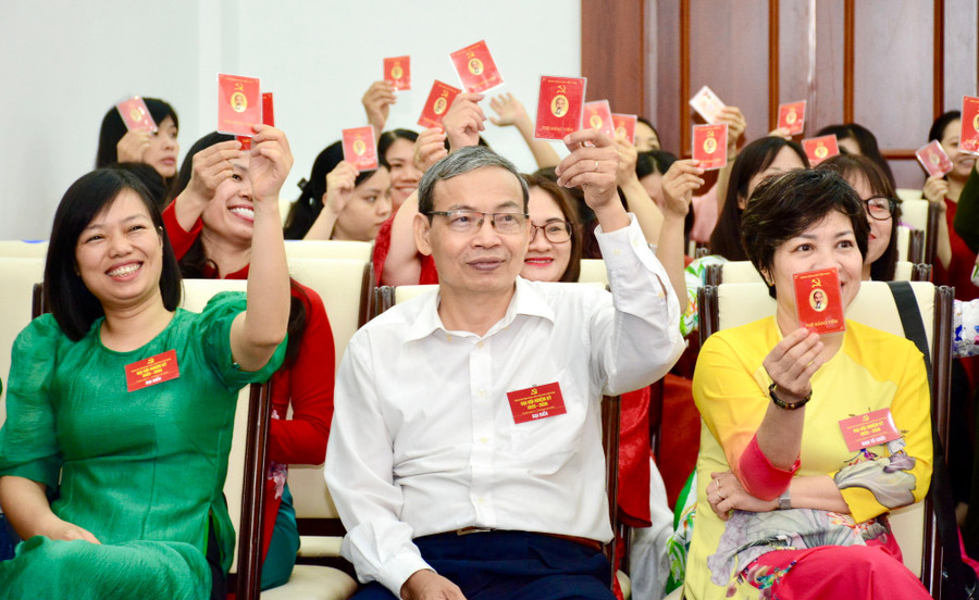 Các đảng viên biểu quyết tại Đại hội. vienkhoahocgiaoduc-5.jpg