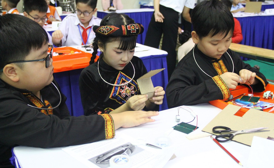 Thí sinh thiết kế các mô hình theo đề bài của Ban tổ chức.