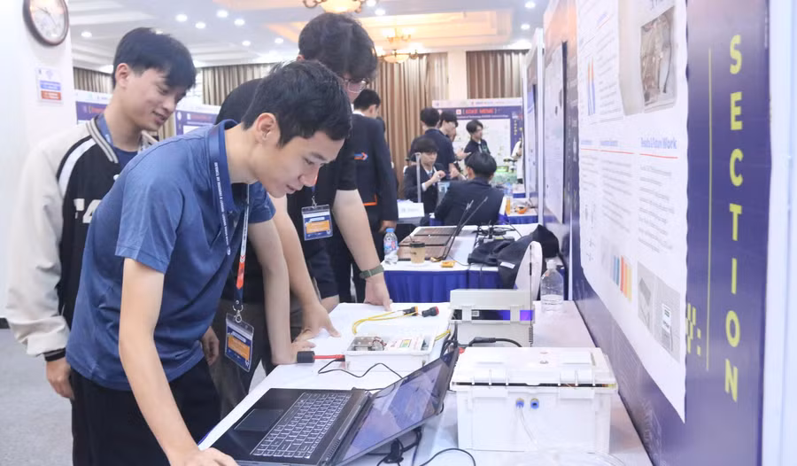 Các đội tham gia Cuộc thi Lập trình quốc tế NAPROCK PROCON được tổ chức tại Việt Nam, do Trường ĐH Công nghệ (ĐH Quốc gia Hà Nội).