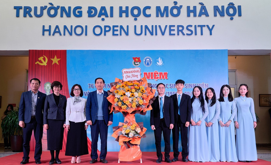 Lãnh đạo Trường ĐH Mở Hà Nội tặng hoa chúc mừng Hội Sinh viên.