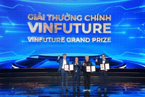 Thủ tướng Chính phủ Phạm Minh Chính trao giải thưởng cho các chủ nhân Giải thưởng Chính VinFuture 2024, vinh danh những đóng góp đột phá để thúc đẩy sự tiến bộ của học sâu