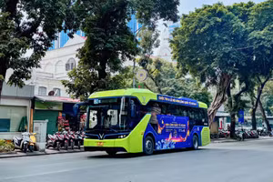 Du khách dễ dàng đến với Lễ hội Xuân lớn nhất Việt Nam nhờ mạng lưới VinBus hoạt động liên tục từ 5h-24h mỗi ngày