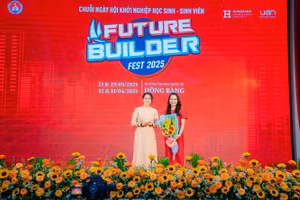 Đại diện đơn vị tổ chức: ThS. Trần Thuý Trâm Quyên (áo đỏ) Phó hiệu trưởng HIU cùng chị Cao Thị Thiên Phúc - Trưởng Phòng Chính Trị Tư Tưởng Sở GD & ĐT TP.HCM