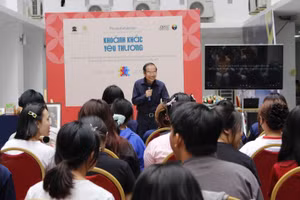 Tiến sĩ Đỗ Mạnh Cường đang chia sẻ với khán giả tham dự.