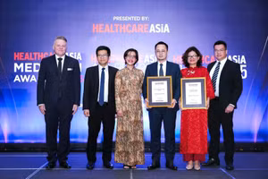 Đại diện Vinmec nhận giải thưởng ở 2 hạng mục gồm “Hệ thống y tế của năm” và “Đổi mới công nghệ y tế của năm” tại lễ trao giải Healthcare Asia Awards 2025.