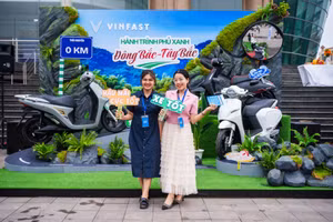 Nhiều khách hàng đã có mặt từ sớm để check-in với không gian trưng bày của hành trình “Phủ Xanh Đông Bắc – Tây Bắc”.