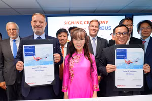 Ông Đinh Việt Phương, Tổng Giám đốc Vietjet (phải) và ông Benoît de Saint-Exupéry, Phó Chủ tịch cấp cao phụ trách Kinh doanh máy bay thương mại của Airbus (trái) trao thỏa thuận đặt hàng 100 máy bay A321neo mới 