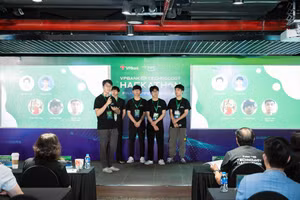 Phạm Viết Long cùng các thành viên đội Hardworking Bees