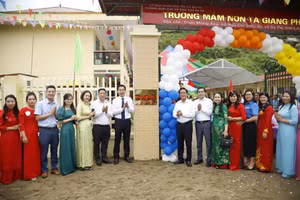 Đ/c Dương Đức Huy - UVBTV Tỉnh ủy, Trưởng ban Tuyên giáo và Dân vận Tỉnh ủy Lào Cai và Đ/c Phan Đăng Toàn - tỉnh ủy viên, Bí thư Thị ủy, Chủ tịch HĐND thị xã Sa Pa dự đón nhận trường chuẩn quốc gia Trường Mầm non Tả Giàng Phình.