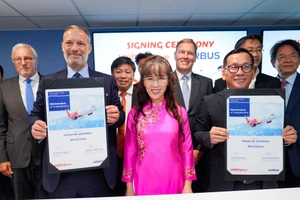 Ông Đinh Việt Phương, Tổng Giám đốc Vietjet (phải) và ông Benoît de Saint-Exupéry, Phó Chủ tịch cấp cao phụ trách Kinh doanh máy bay thương mại của Airbus (trái) trao thỏa thuận đặt hàng 100 máy bay A321neo mới 
