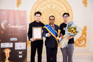 Đạt (trái) là 1 trong 2 học viên của Aptech Việt Nam được tham dự lễ trao giải Sao Khuê 2025 cùng ông Kallol Mukherjee, Phó Chủ tịch Tập đoàn Aptech toàn cầu.